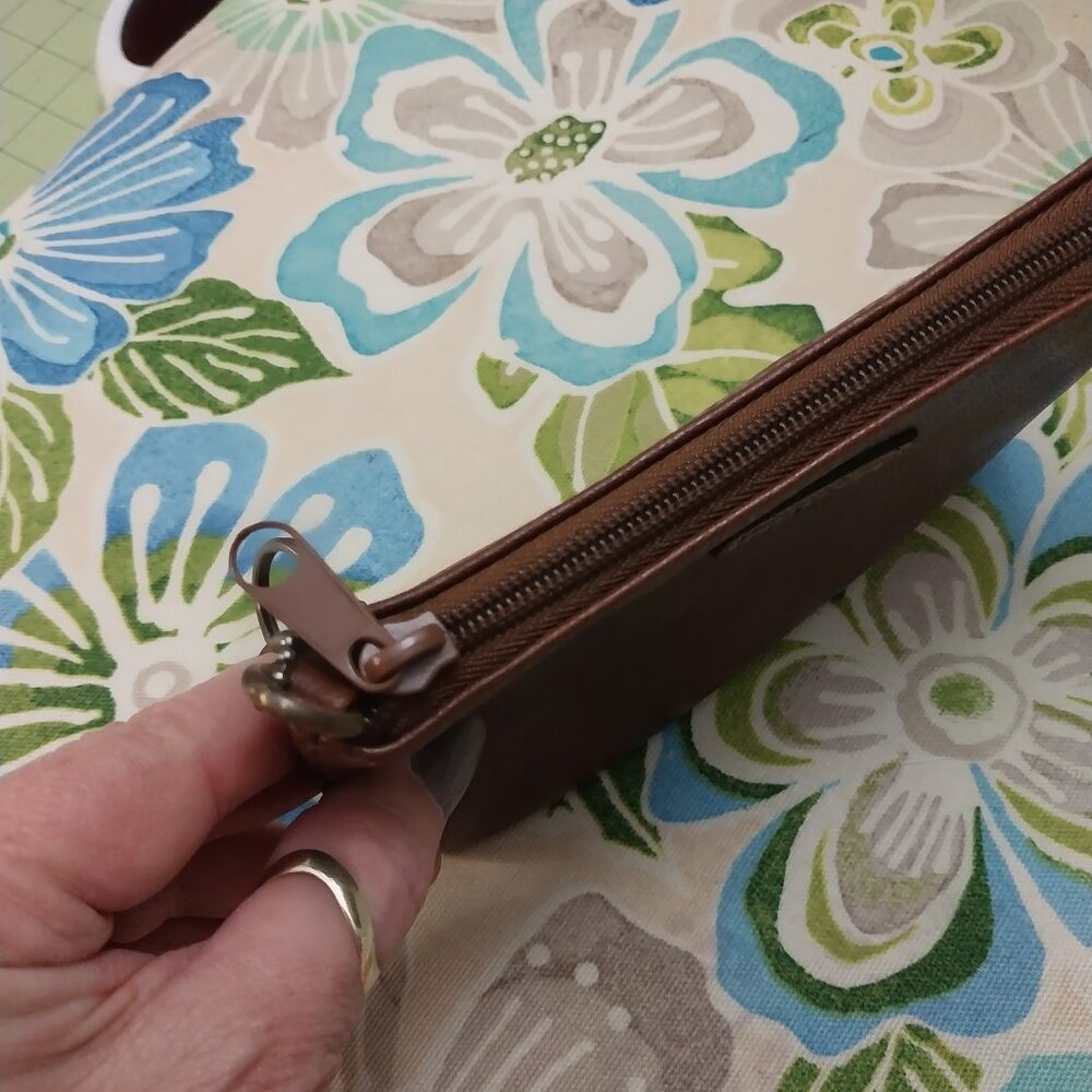 3361 Roselli Leather Pouch with Key Fob. - Picture 3 of 4